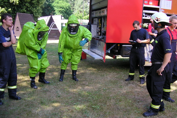Kamerad Andy Lehnigk von der Feuerwehr Großräschen gibt Tipps für das Arbeiten mit Chemikalienschutzanzügen